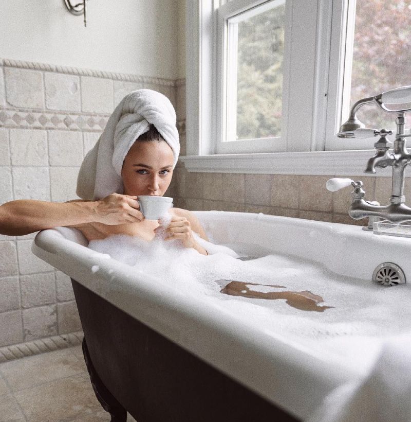 Mujer relajándose en la bañera