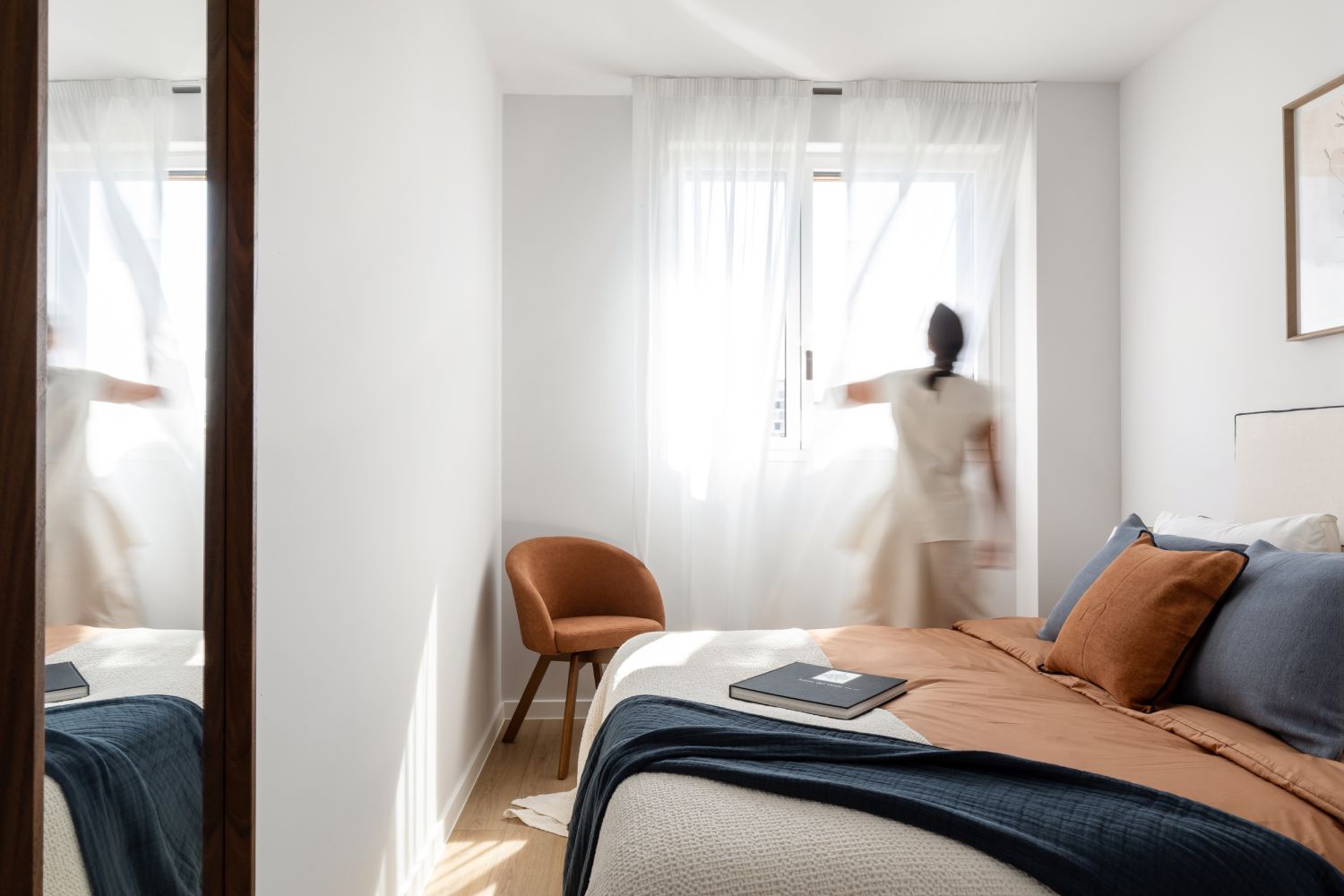 Dormitorio luminoso de una vivienda de Serenia Valdebebas