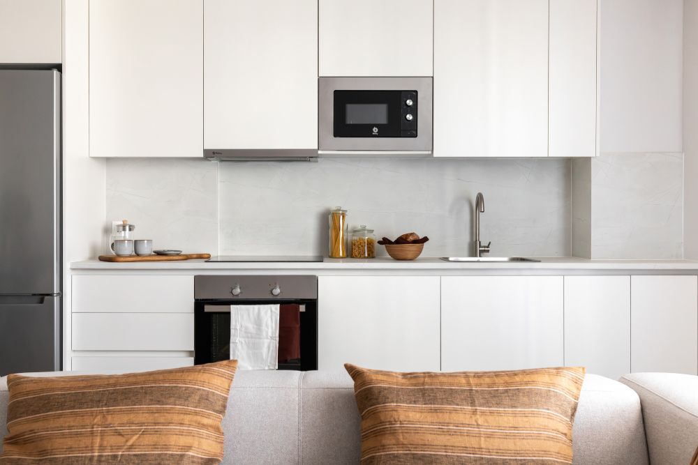 Cocina abierta al salón de una vivienda de Serenia Valdebebas
