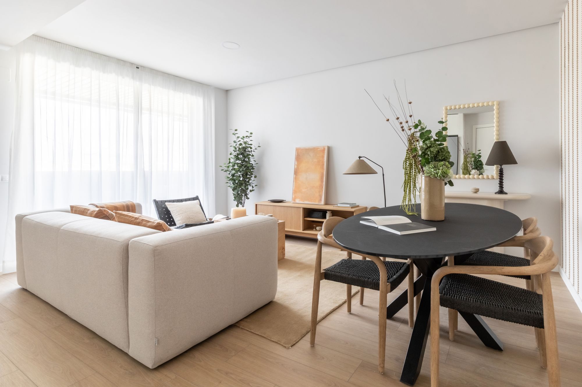 Salón luminoso de una vivienda de Serenia Valdebebas