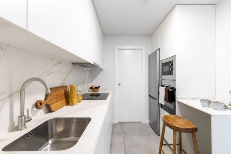 Cocina con office de una vivienda de Serenia Valdebebas