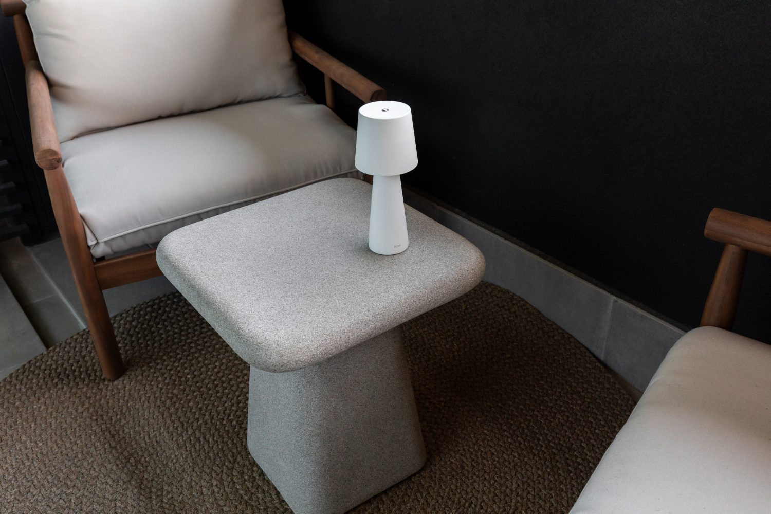 Mesa auxiliar en la terraza
