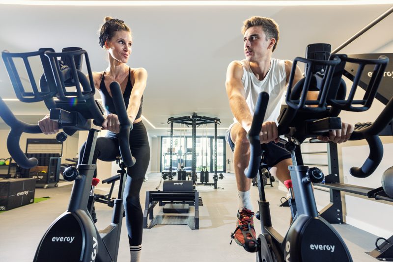Pareja entrenando en el gimnasio