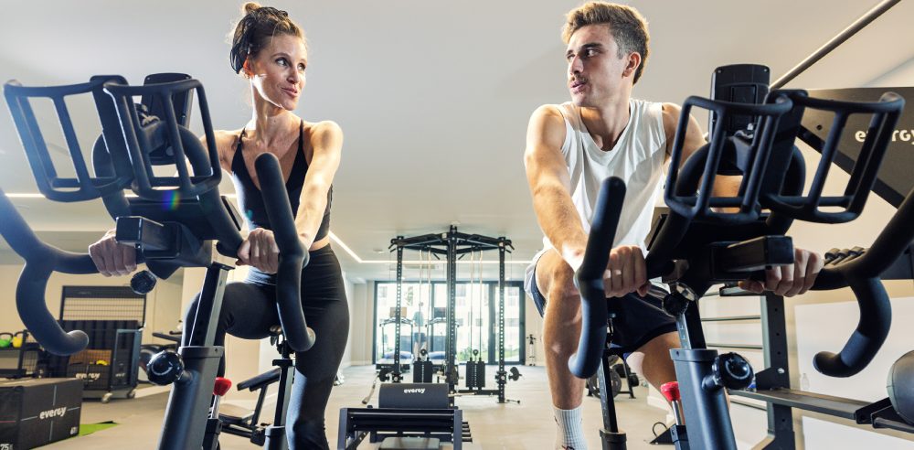 Pareja entrenando en el gimnasio