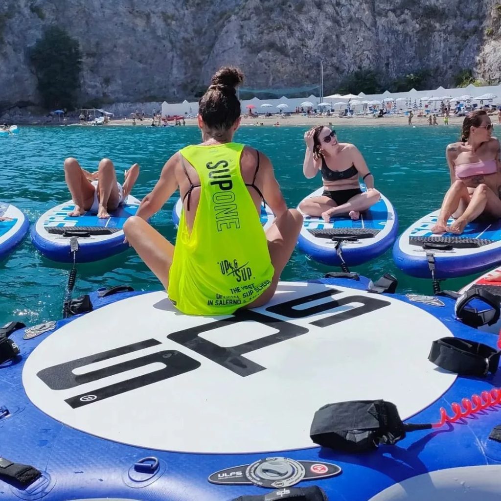 plataforma para practicar yoga en el mar paddle surf