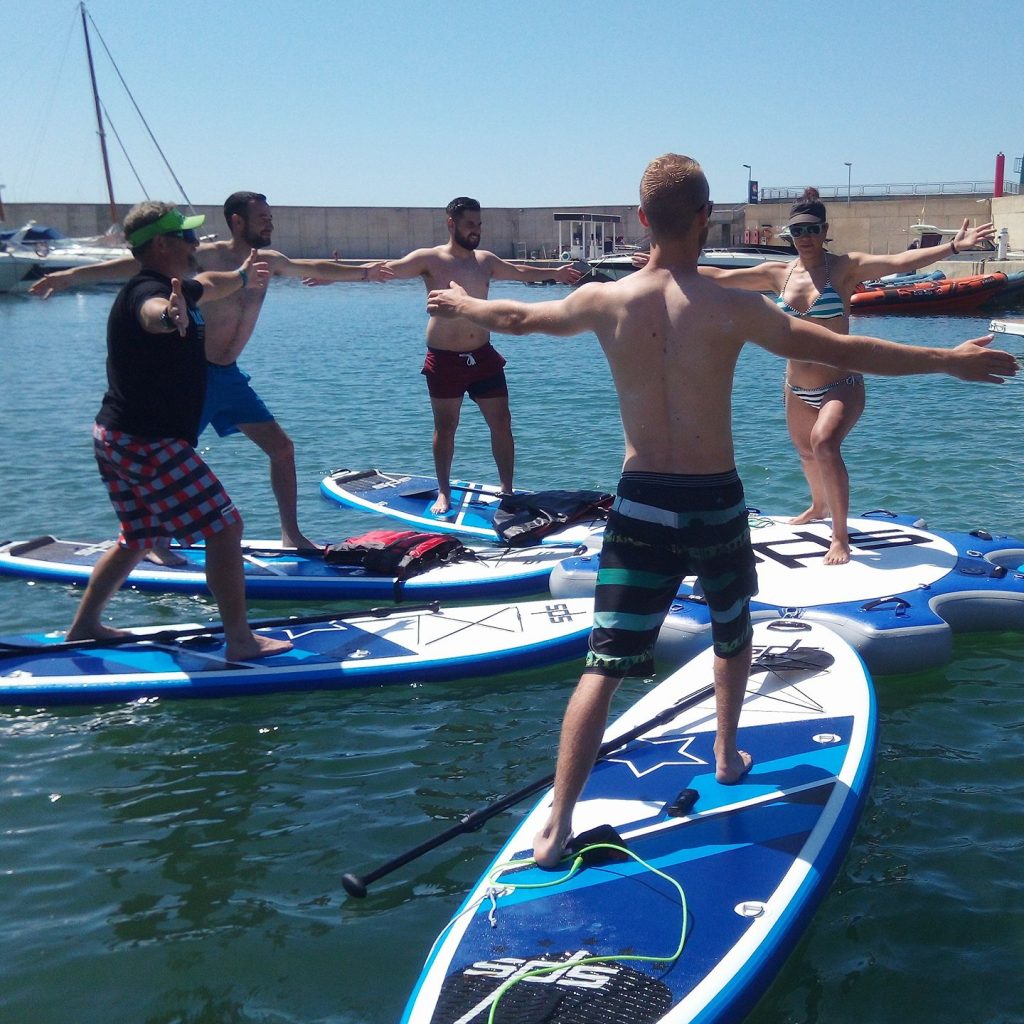 plataforma para practicar yoga con una tabla de paddlesurf